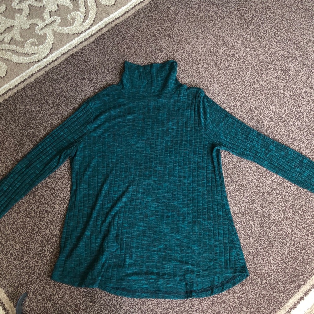 green long sleeve turtleneck